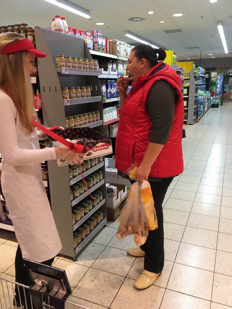 Promotérky na ochutnávku pečiva Penam Plzeň
